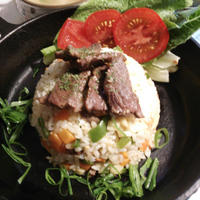 お肉たっぷり！スタミナガリバタ炒飯！