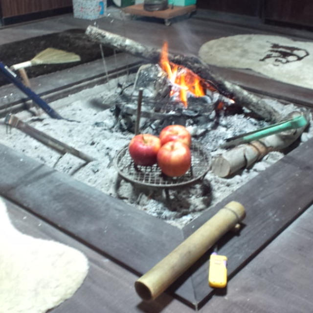 囲炉裏で焼きリンゴ？　ええっーー