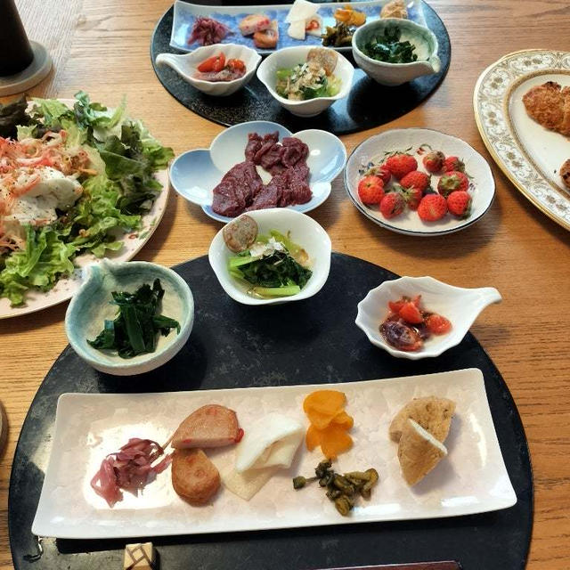買ってきたポテトサラダ、コロッケ、馬刺、小鉢9品でダラダラ昼から呑みの休日