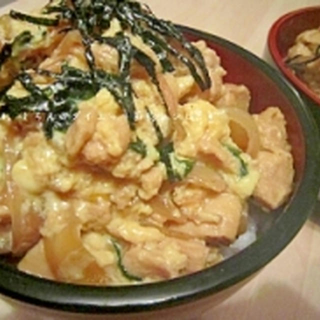 冷凍豆腐ともやしでカサ増しヘルシーニラ玉親子丼♪