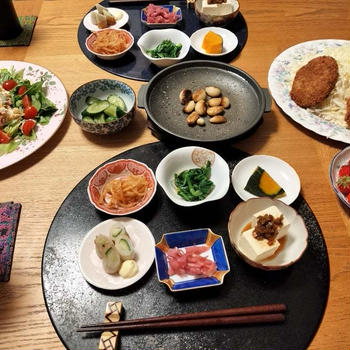 山盛りきゃべせんコロッケ添え、ポテトサラダ、にんにく揚げ焼、小鉢6品で晩酌