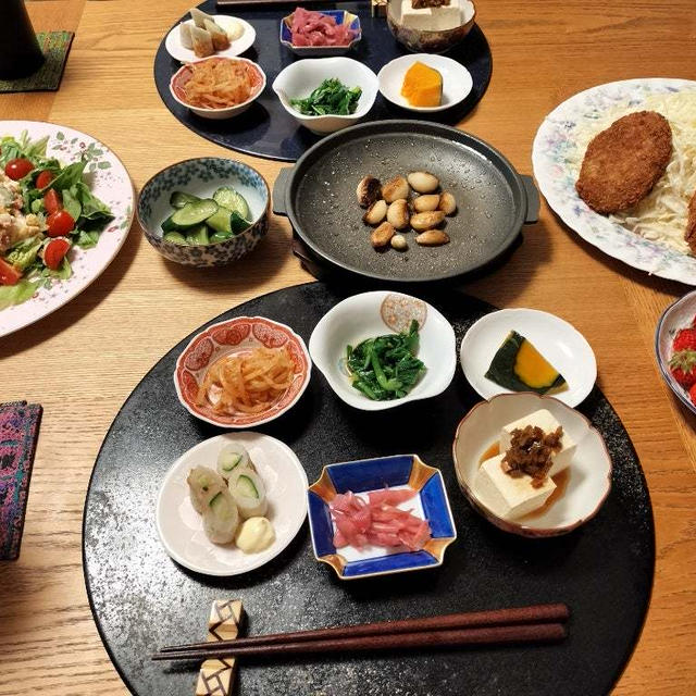 山盛りきゃべせんコロッケ添え、ポテトサラダ、にんにく揚げ焼、小鉢6品で晩酌