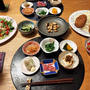 山盛りきゃべせんコロッケ添え、ポテトサラダ、にんにく揚げ焼、小鉢6品で晩酌
