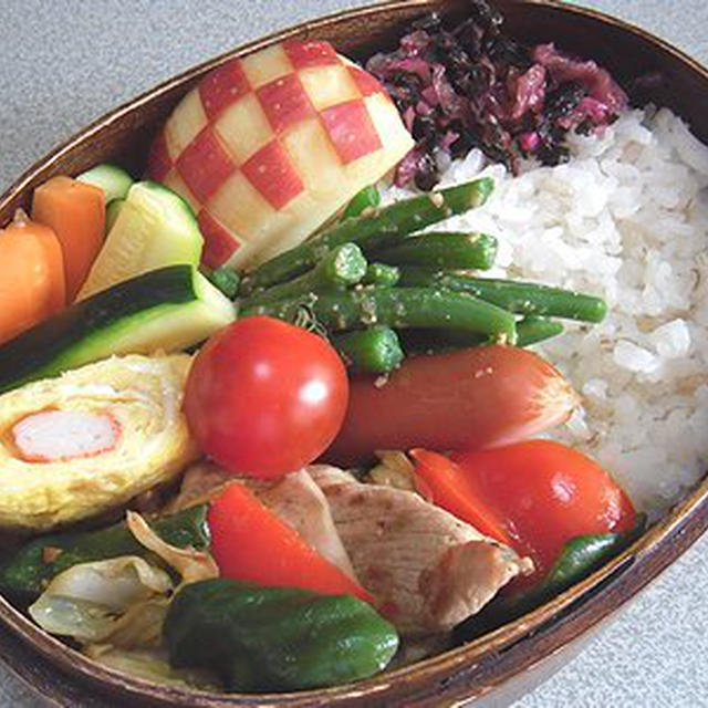 ピーマンがメインの回鍋肉弁当。お腹べったりあんこ