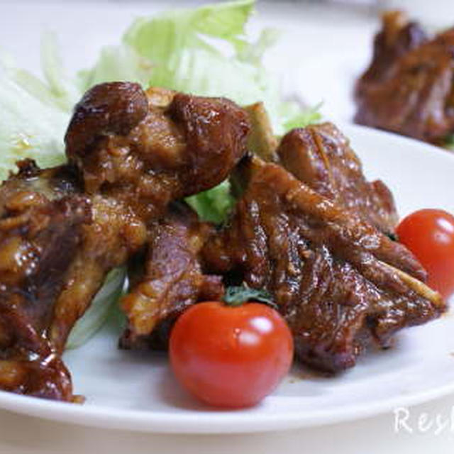 骨付き肉にしゃぶりつけ！　　（圧力鍋でスペアリブのグルメたれ煮）