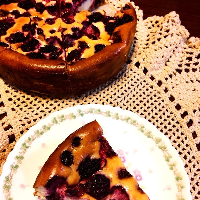 ベリーとくわの実のチーズケーキ