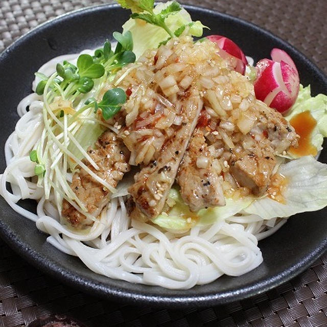 スタミナ豚肉の玉葱たれ冷やしうどん