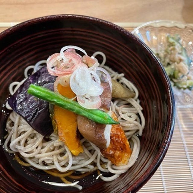 お昼はお野菜の揚げ煮びたしでお蕎麦