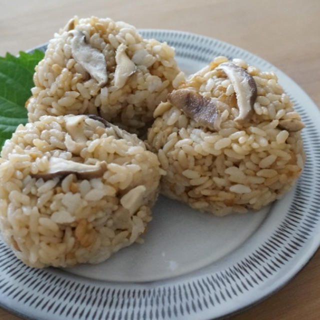 【新鮮しいたけおかもと】椎茸の炊き込みご飯おにぎり