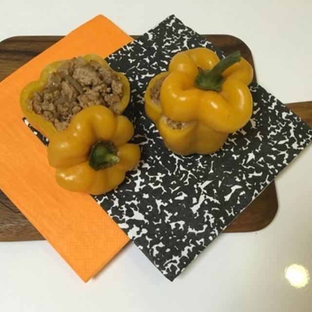 おうちハロウィン！ストウブでパプリカのファルシ。