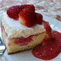 ストロベリーポークケーキ　Strawberry Poke Cake