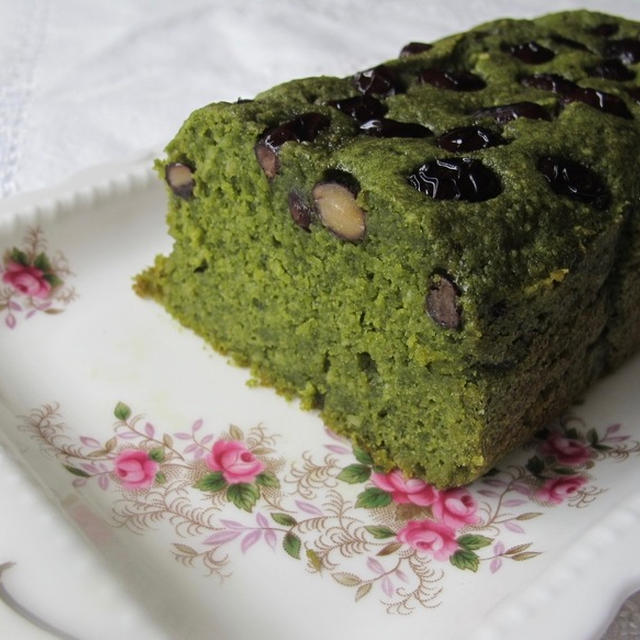 黒豆をのせた抹茶ケーキ