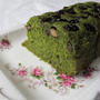 黒豆をのせた抹茶ケーキ