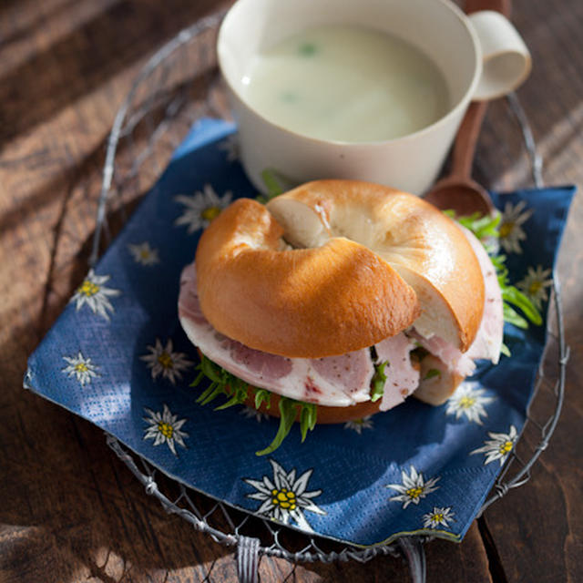 グリンピース入りじゃが芋のスープ ＆ 初ベーグルでランチ