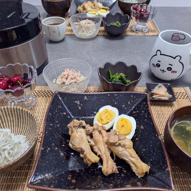 鶏手羽煮の献立。雨ですね。
