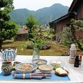 山を眺めながらの昼ご飯と家庭菜園