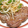 お肉を美味しくするスパイスのステーキと渋谷スクランブルスクエアのチョコレートブラウニー。