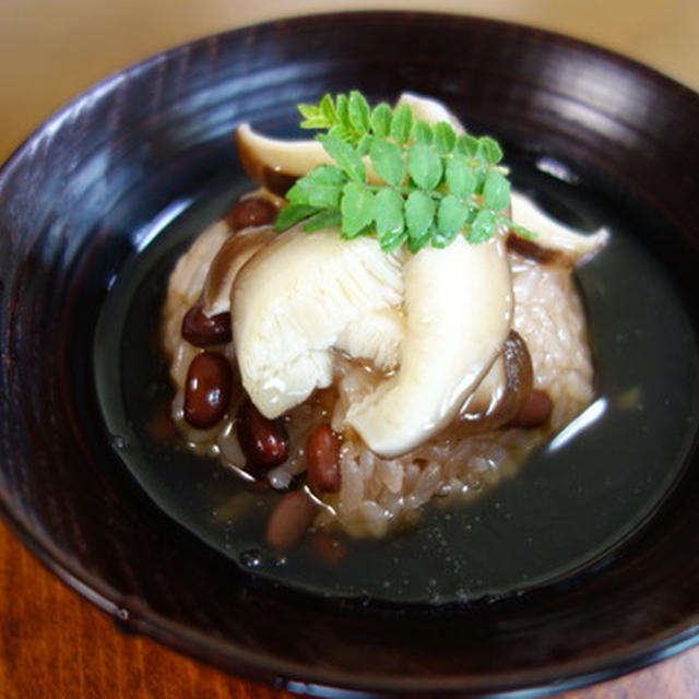 赤飯の餡かけ椀　／ワカメのかき揚げうどん