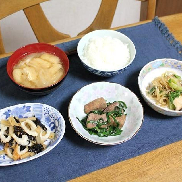 レバニラ炒めとチンゲン菜ともやしのオイスター炒めとちくわとメンマの和え物でうちごはん（レシピ付）