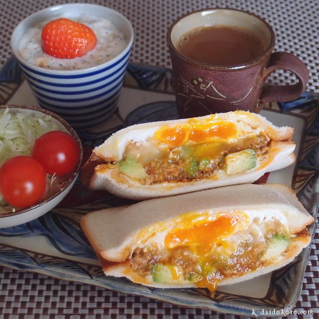 アボカドのミートソース和えと目玉焼きのホットサンド