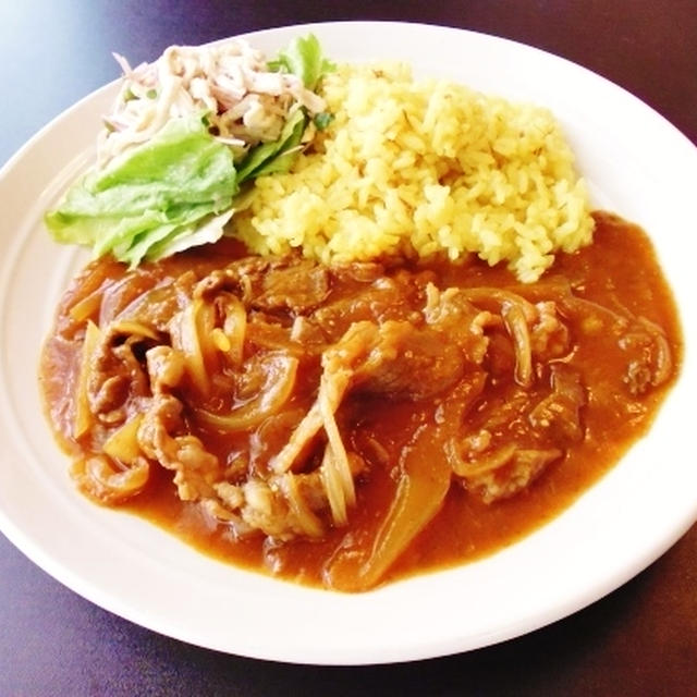 薄切り牛肉のカレーとサフランライスのプレート