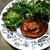 緑の華を添えたシンプル・バーグ