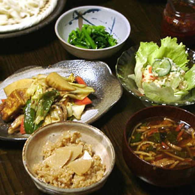 玄米菜食：竹の子玄米ご飯、つけ汁うどん、野菜と豆腐の胡麻味噌炒め、ポテトサラダ、カキ菜の和え物