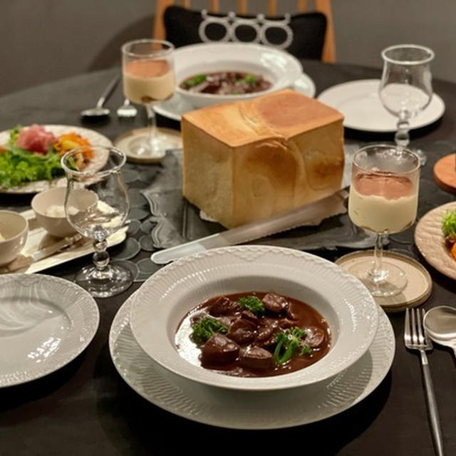 角すぎるパンと、レトルトビーフシチューの夜ごはん