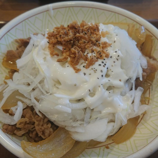 すき家・クリーミーオニサラ牛丼