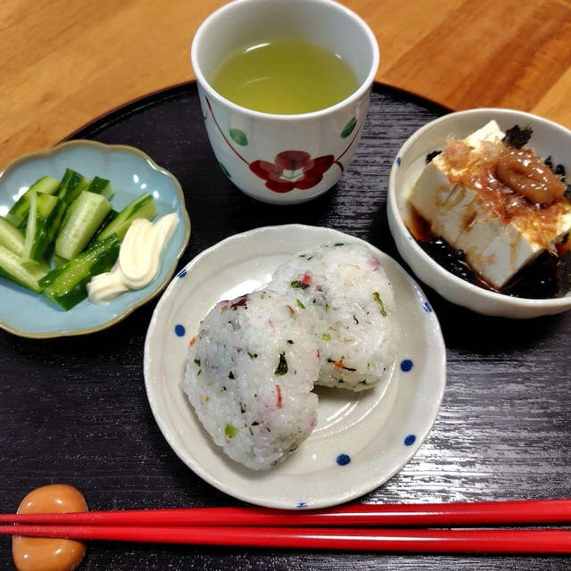 花むすびときゅうりと冷や奴