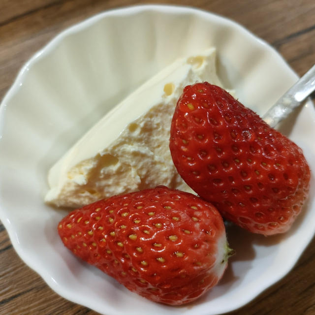 夜食はマンゴーレアチーズケーキ＼(^o^)／