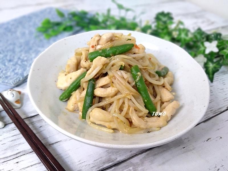 節約料理♪ご飯が進む！鶏胸肉ともやしのピリ辛中華炒め