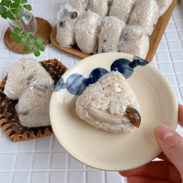食べたい時にチン♪炊飯器で簡単「きのこの炊き込みおにぎり」の作り置き