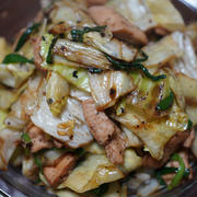 東栄チキン若鶏しょうゆ味をキャベツとニラと一緒に炒めて食べる