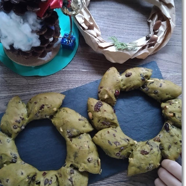 【クリスマスリースパン】リースの飾りはチョコクランベリーとナッツ。協力保育。