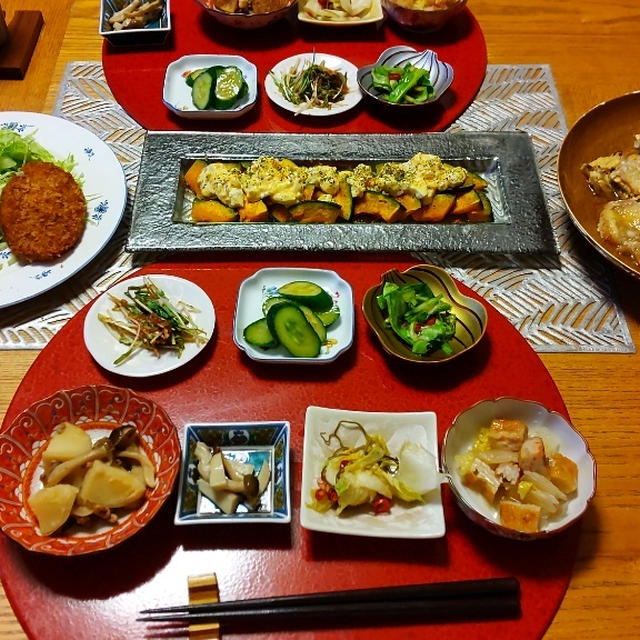蒸しかぼちゃのガーリックたまごソース、仙台麩のたまごとじ、きゃべつ千切りにコロッケ、小鉢７品で晩