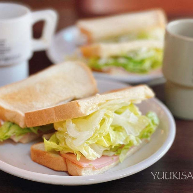 サラダ感覚でフレッシュおいしい！シャキシャキレタスとオニオンたっぷりサンドイッチ