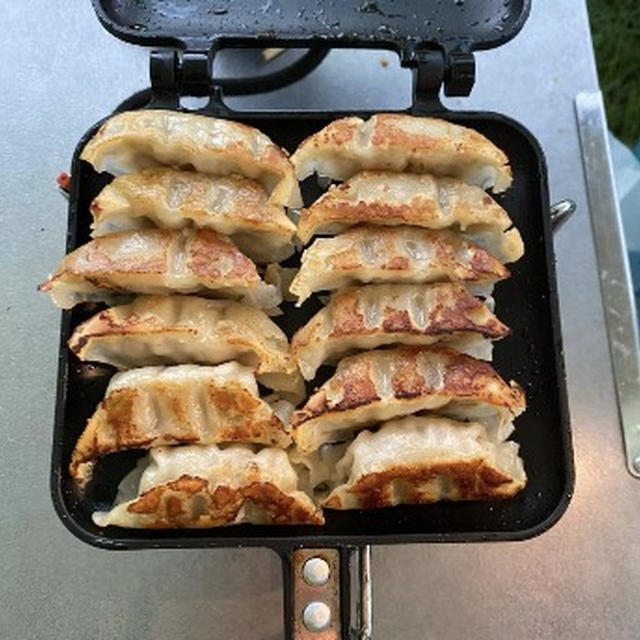 簡単キャンプ飯！カリカリ餃子を焼こう！