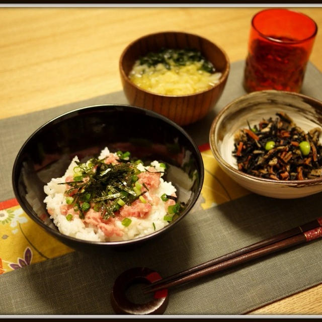 ネギトロ丼とひじき。