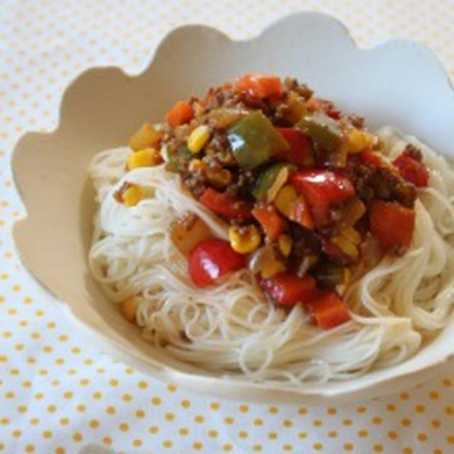 食欲減退期にも♪夏野菜のドライカレーそうめん