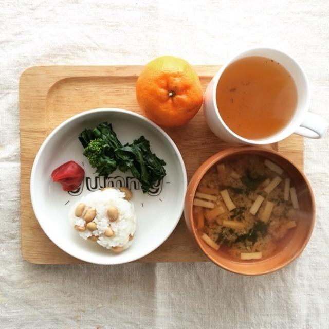 2月4日の朝ごはん。調理時間8分。 大豆ごはんのおにぎり