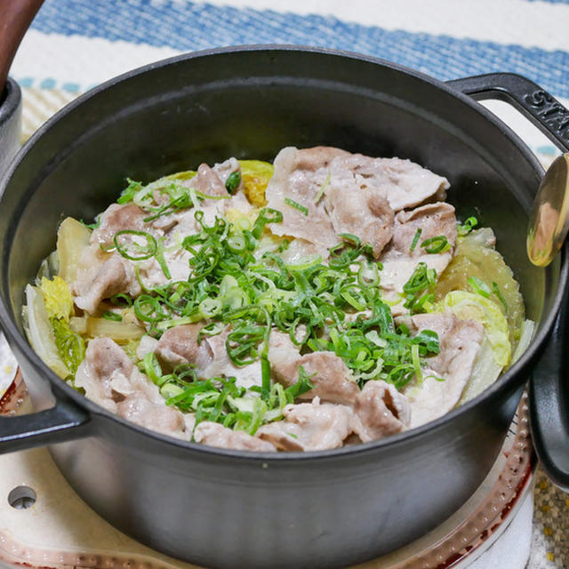 久しぶりに「ストウブ鍋で白菜と豚肉のくったり煮」&いつものカメラアプリで「げんこつラーメン」