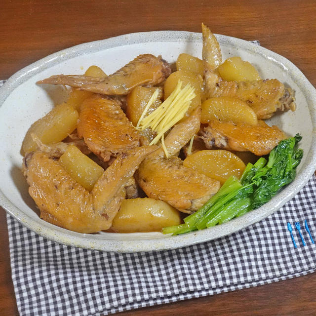 箸が止まらない染みじゅわ！大根と鶏手羽先の煮物