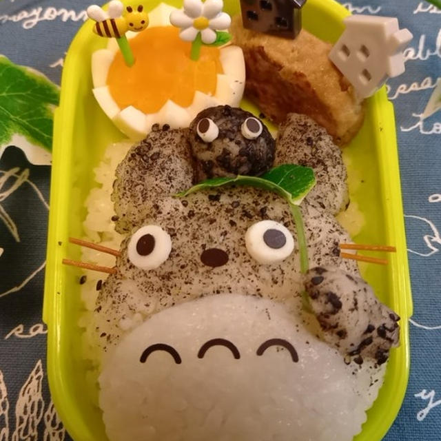 すりごまでトトロおにぎり弁当〖キャラ弁〗    #平日お昼ご飯はお弁当or外食