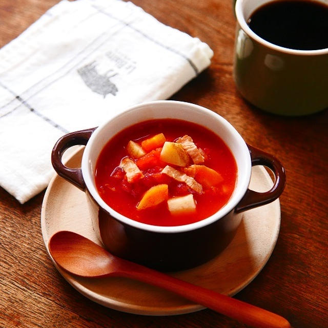 体を温めてくれるスープは朝食にぴったり♪材料を切りそろえたらあとはレンチンするだけでお手軽調理なのでまさに朝食などにぴったり！「たっぷりゴロゴロ野菜とベーコンのトマトスープ」【レシピ1839】【スパイス大使】