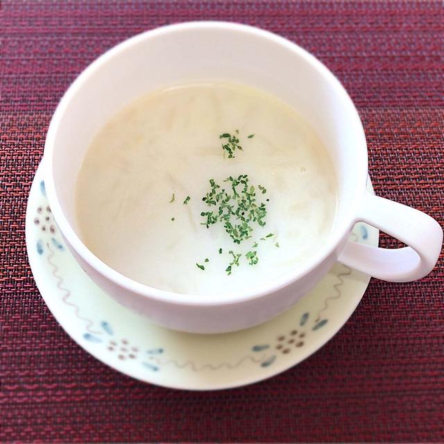 旬のお野菜はカラダも心も喜ぶんです♪「新じゃがと新玉葱でスープを作りました」