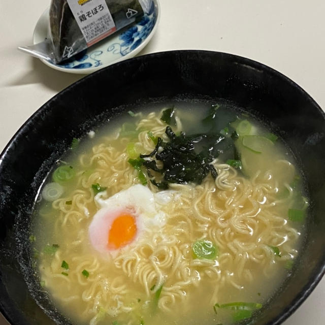 三太郎の昼ごはん☆塩ラーメンとおむすび。