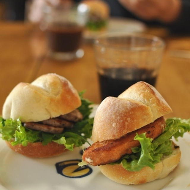 サーモンバーガーと煮豚サンドイッチ