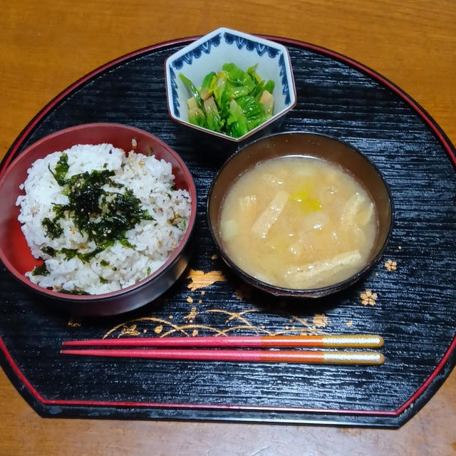 昼ご飯は梅しそ混ぜご飯とほうれん草コンソメ炒め