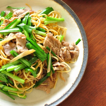 大人のための焼きそば【生姜とニラの酢醤油焼きそば】と無邪気オットと晩ごはん